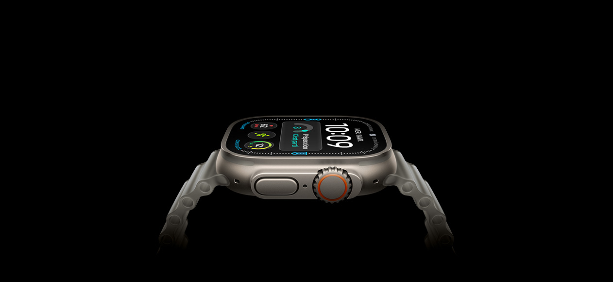 Apple Watch Ultra 4, boîtier en titane, couleur naturel, côté droit, couronne Digital Crown, bouton latéral surélevé, cadran numérique, bracelet Océan gris translucide