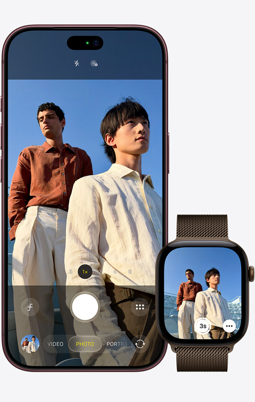 iPhone 18 Pro, pohled zepředu, focení dvou mužů, modrá obloha v pozadí, vedle jsou Apple Watch Ultra 3 s otevřenou aplikací Ovladač fotoaparátu