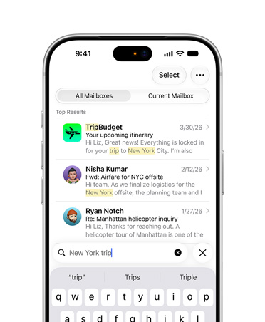 Stříbrný iPhone 18 Pro, na obrazovce funkce Kontext hovoru, kterou podporuje Apple Intelligence. Na obrazovce se během hovoru zobrazuje potvrzení letu.