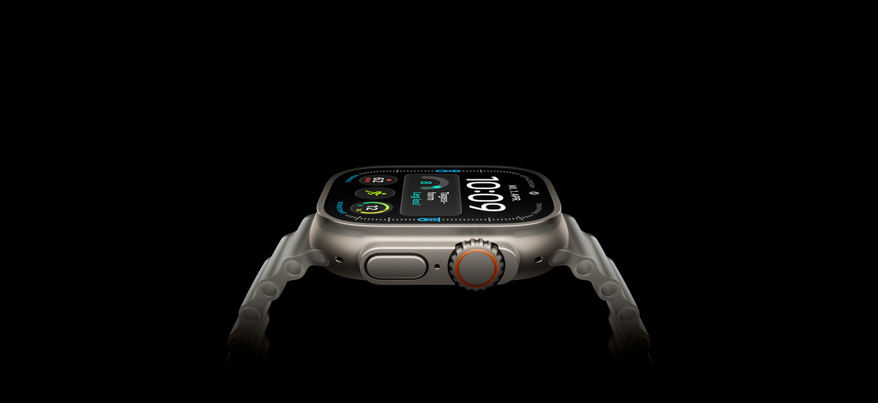 Apple Watch Ultra 4, Titangehäuse, Farbe Natur, rechte Seitenansicht, Digital Crown, erhöhte Seitentaste, digitales Zifferblatt, Ocean Armband halbtransparent grau