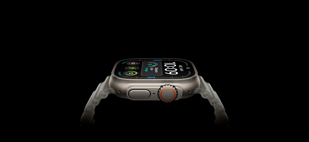 Apple Watch Ultra 4, caja de titanio, color natural, lateral derecho, Digital Crown, botón lateral elevado, esfera digital, correa Ocean gris traslúcido