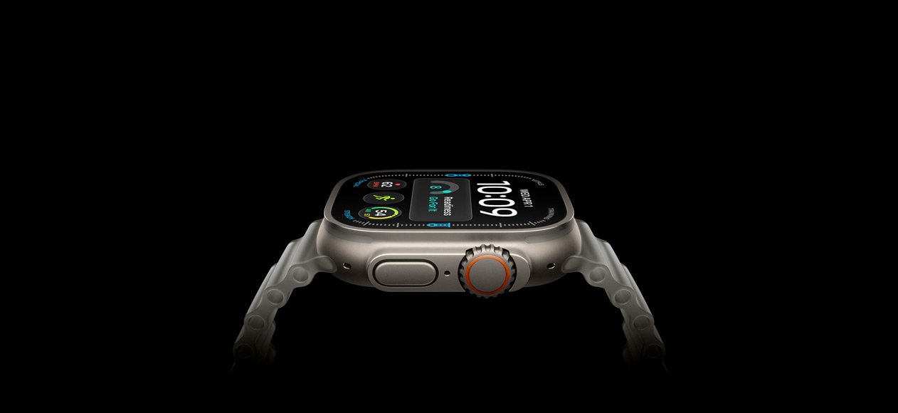 Apple Watch Ultra 4 med urkasse i farven naturligt titanium, Digital Crown, hævet sideknap, digital urskive og Ocean-rem i gennemsigtig grå vist fra højre