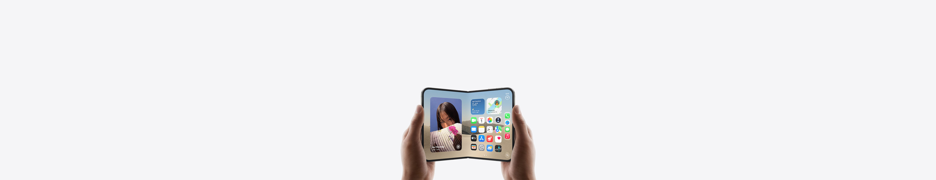 iPhone Duo i vandret position, holdt af to hænder, skærmen viser hjemmeskærmen