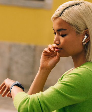一位女士望著 Apple Watch