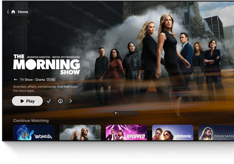 Az Apple TV app kezdőképernyőjének felülete egy síkképernyős tévén