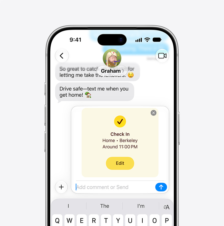 Egy iPhone, kijelzőjén egy Üzenetek appbeli üzenetváltással, amelyben a Helyzetjelentés funkciót használják.