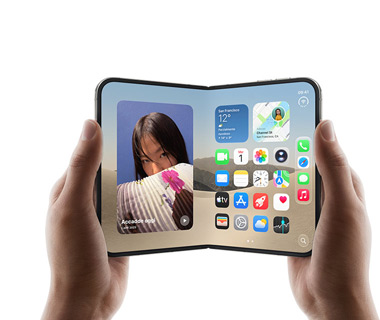 Due mani che tengono un iPhone Duo aperto; la metà sinistra dello schermo mostra la foto di una donna, quella destra la schermata Home con varie icone di app, tra cui Messaggi, Foto, Fotocamera e App Store