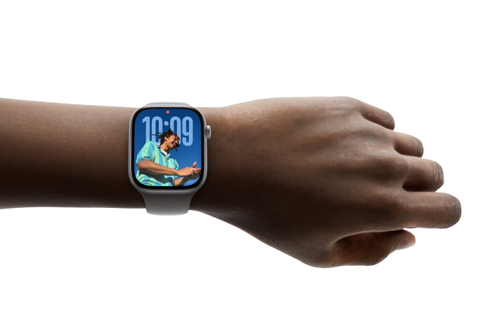 写真の文字盤が表示されたApple Watch Series 11を装着している人物