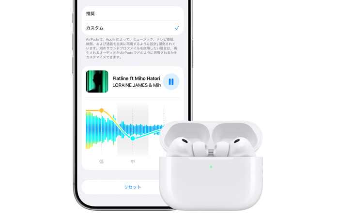 iPhone 18 Proの前面。隣にはApple AirPods Pro 3があり、開いたホワイトの充電ケースの中にイヤーバッドが入っている