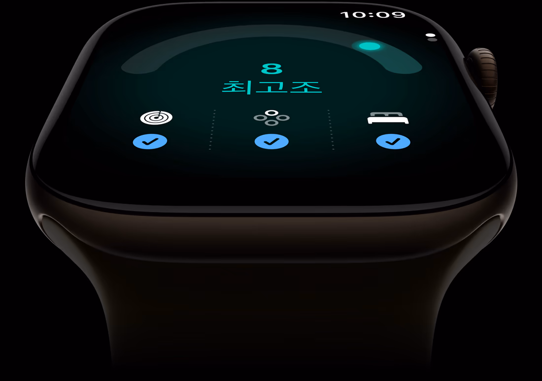 다크 브론즈 색상 알루미늄 케이스의 Apple Watch Series 12. 준비 점수 8점이 표시되어 있고 오른쪽 옆면 외관의 Digital Crown이 보이는 모습. 올리브 색상 스포츠 밴드를 장착