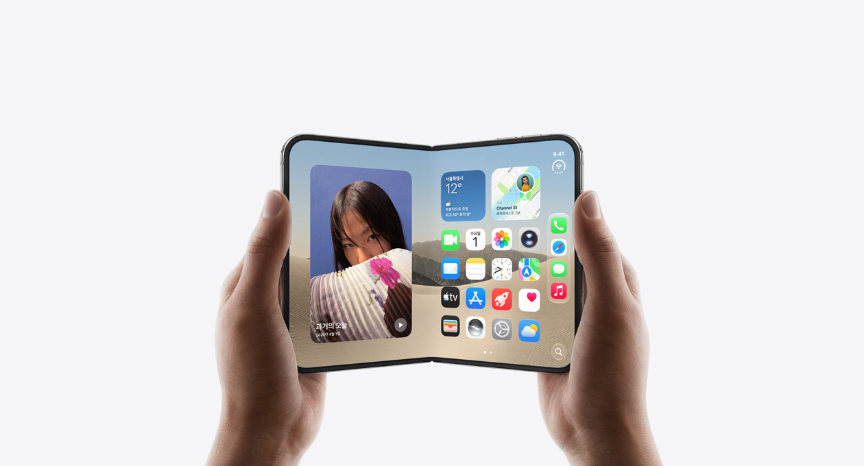 iPhone Duo 스타 화이트 색상을 들고 있는 두 손. 가로 방향의 내부 외관이 보이며, iOS 홈 화면 디스플레이의 왼쪽에는 사진, 오른쪽에는 여러 앱이 표시된 모습