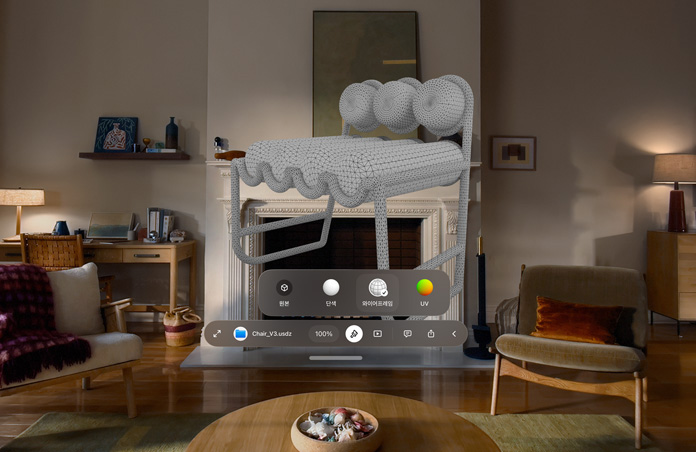 Apple Vision Pro를 통해 보이는 모습. 의자의 USDZ 파일을 보여주는 ‘한눈에 보기’ 알림 창이 나타나고, 그 뒤로 의자의 와이어프레임이 보입니다.