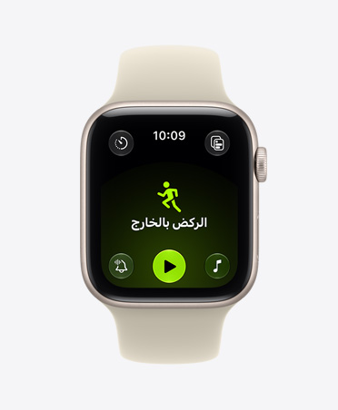 Apple&nbsp;Watch&nbsp;SE&nbsp;3، إطار ألومنيوم، لون ضوء النجوم، شاشة تعرض تطبيق التمرين (ركض في الخارج)، الجهة الخارجية اليمنى، قرص التاج الرقمي، حزام رياضي، لون رملي (أسمر فاتح)