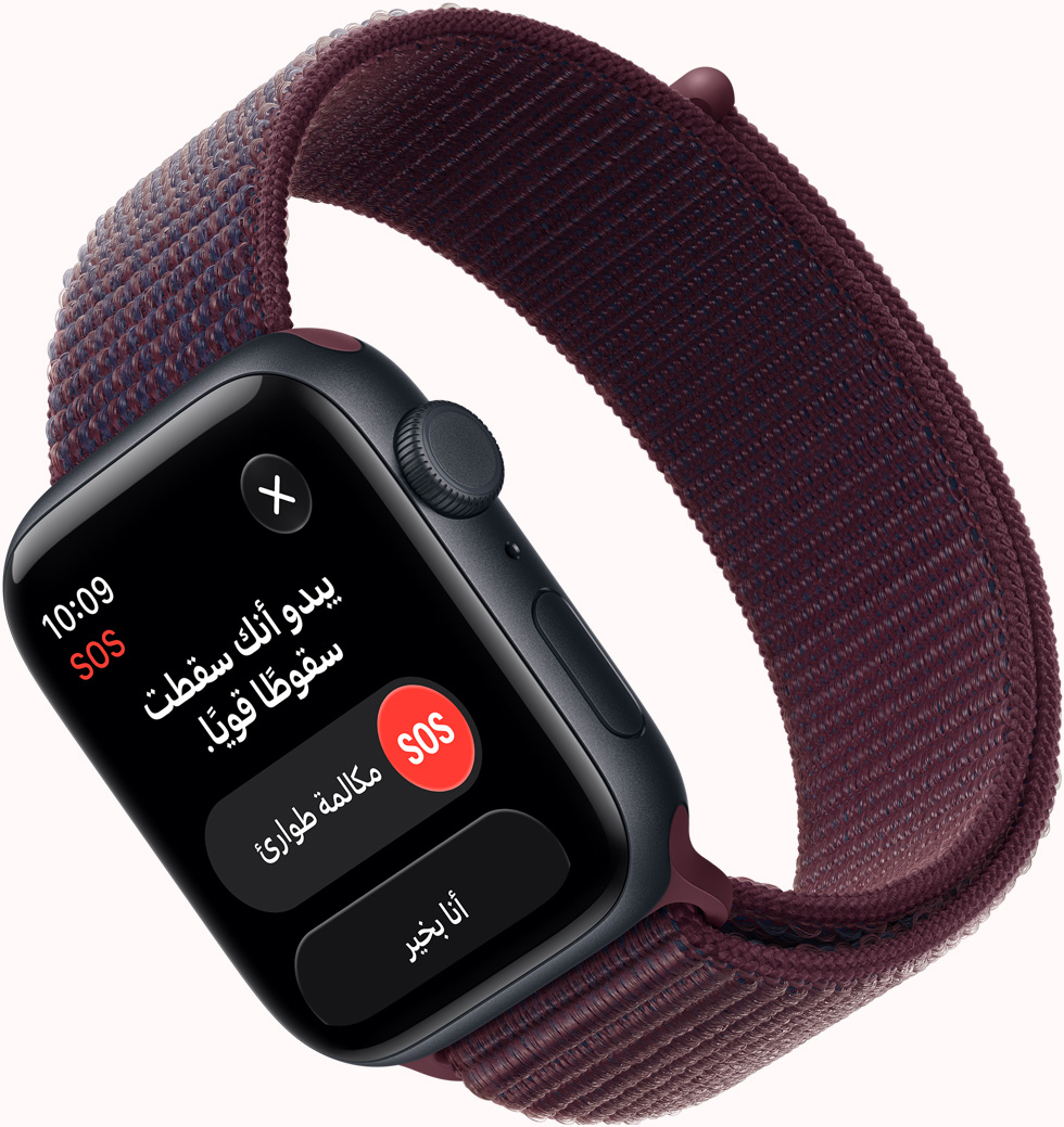 Apple&nbsp;Watch&nbsp;SE&nbsp;3، الشاشة تعرض إشعار ميزة اكتشاف السقوط SOS، زر مكالمة طوارئ، إطار ألومنيوم، لون سماء الليل، الساعة متصلة بحزام Loop رياضي، لون عنابي