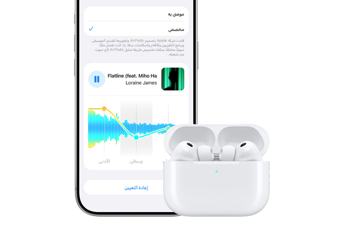 جهاز iPhone&nbsp;18&nbsp;Pro، الجهة الأمامية، بجوار سماعات AirPods&nbsp;Pro&nbsp;3 من Apple في علبة شحن بيضاء، مفتوحة مع سماعات الأذن بداخلها