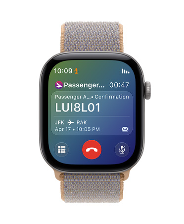 ساعة Apple Watch Series 12، ألومنيوم رمادي فلكي، الجزء السفلي من الشاشة يعرض مكالمة هاتفية نشطة مع رقم خدمة عملاء شركة طيران، الجزء العلوي من الشاشة يعرض معلومات الرحلة ذات الصلة بما في ذلك رقم التأكيد، ومواقع المغادرة والوصول، وتاريخ الرحلة ووقتها