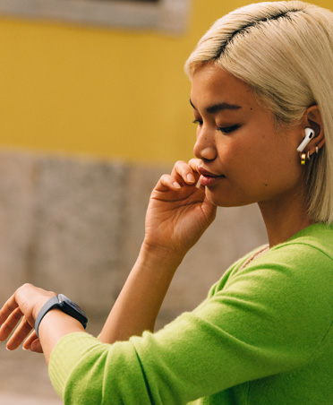 سيدة تنظر إلى ساعتها Apple Watch‏