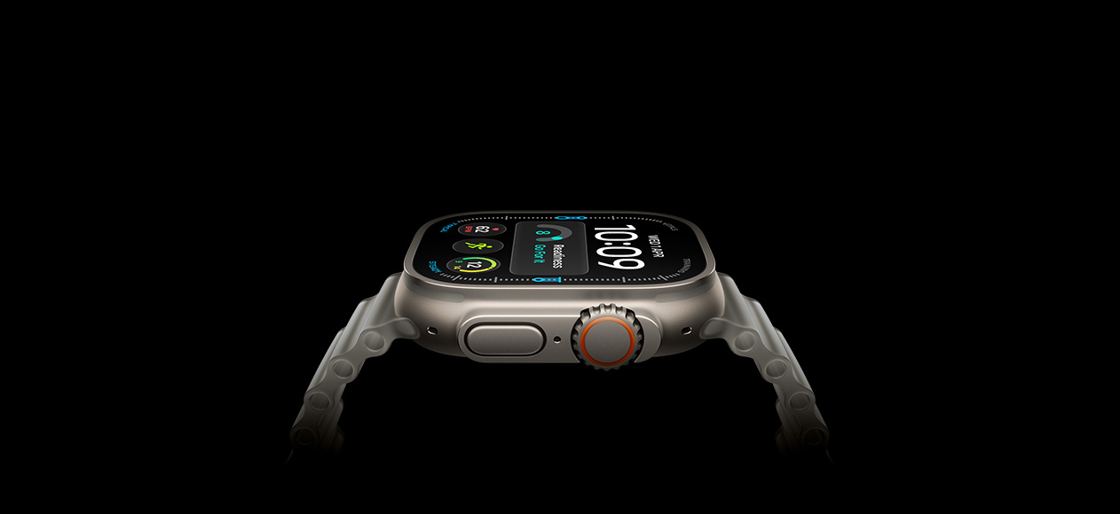 Apple Watch Ultra 4，原色鈦金屬錶殼，配搭半透明灰色海洋錶帶，機身右側數碼錶冠和凸起的側邊按鈕，展示數碼錶面