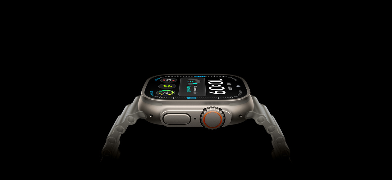 Apple Watch Ultra 4, caja de titanio, color natural, parte lateral derecha, Digital Crown, botón lateral en relieve, carátula digital, correa Ocean gris translúcido