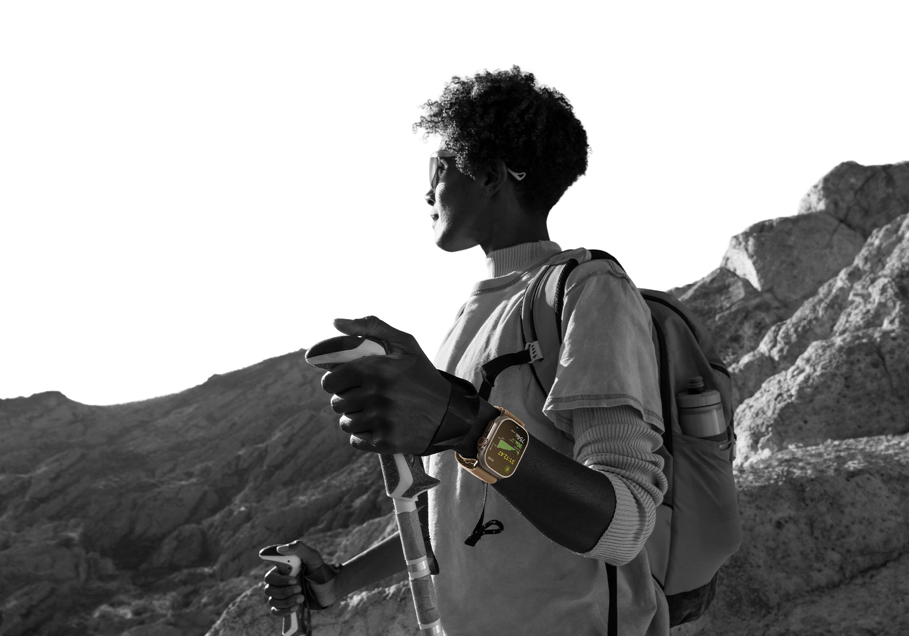 บุคคลหนึ่งที่กำลังเดินเขาอยู่ในทะเลทรายในขณะที่สวม Apple Watch Ultra 4, หน้าจอแสดงตัวชี้วัดระดับความสูง