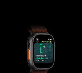 Apple Watch Ultra 4, titanyum kasa, siyah renk, bir koşu rotasının haritasıyla Yarış Güzergâhı özelliği, sol dış görünüm, Eylem düğmesi, Alpine Loop kordon, bordo renk