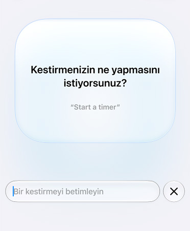 Ekranda Siri AI’dan istek ve yanıt gösteriliyor. Kestirme özelliği kullanıcıya What do you want your shortcut to do? diye soruyor ve kullanıcı da When I'm leaving work message Pedro I'm on my way with my ETA cevabını veriyor