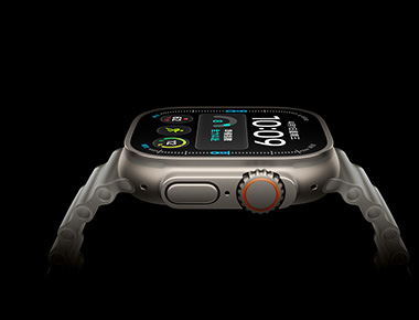 Apple Watch Ultra 4 的側面圖，展示銀色鈦金屬錶殼、數位時間顯示、健康與健身測量指標、橙色數位錶冠和側邊按鈕