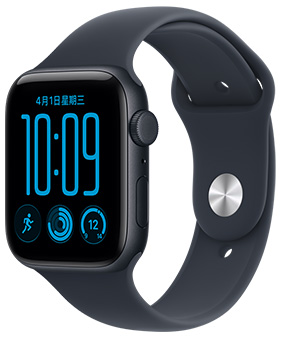 Apple Watch SE 3，展示午夜色鋁金屬錶殼，以及右側外觀上的數位錶冠、麥克風、側邊按鈕，搭配黑色運動型錶帶，以及按插式錶扣 (銀色按扣)