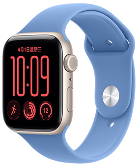 Apple Watch SE 3，展示星光色鋁金屬錶殼，右側外觀上有數位錶冠轉盤、麥克風、側邊按鈕，搭配野花藍色 (淡藍色系) 運動型錶帶，錶帶配有按插式錶扣 (銀色按扣)