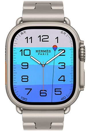 原色鈦金屬錶殼 Apple Watch Hermès Ultra 4,採用 Fathom 與 Wonder 指針錶面 (小時、分鐘與秒針,以及水深複雜功能,橘色的浮標漂浮在透藍的海面上,海面由淺藍漸變至深藍),右側外觀上有數位錶冠、凸起的側邊按鈕,搭配 Gris Titane 鈦灰色 Grand H Titane 錶帶