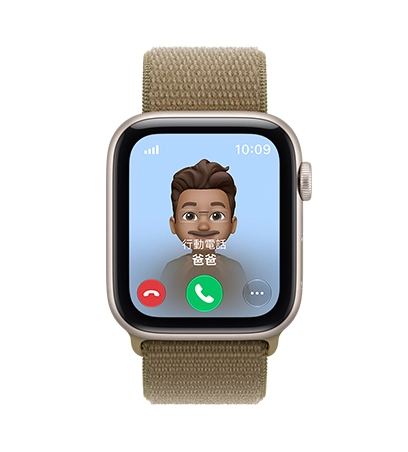 Apple Watch SE 3，螢幕顯示爸爸的來電，展示星光色鋁金屬錶殼搭配橄欖色 (褐綠色系) 運動型錶環