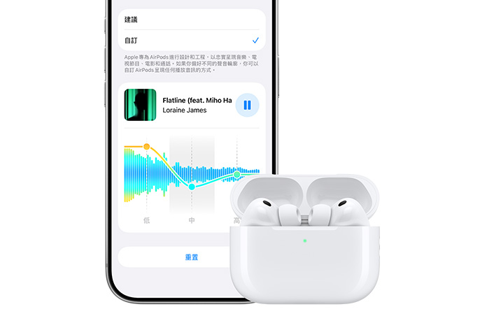 iPhone 18 Pro 正面，旁邊是 Apple AirPods Pro 3，置於打開的白色充電盒中，展示內含的耳機