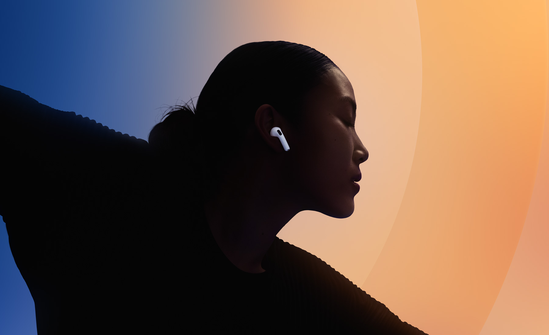 Tancujúci človek s nasadenými slúchadlami AirPods 4.