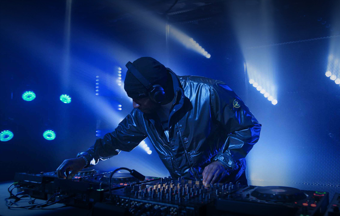 Một DJ biểu diễn trong một buổi hòa nhạc trực tiếp.