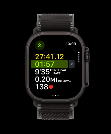 Apple Watch Ultra 3, finition noire, boîtier en titane, exercice de course à pied, intervalle suivant