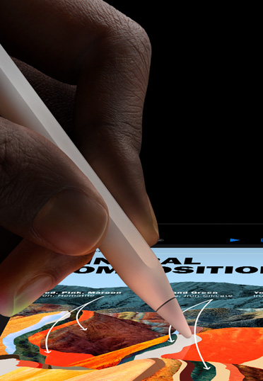 Et nærbillede af Apple Pencil i en hånd, der tegner på iPad.