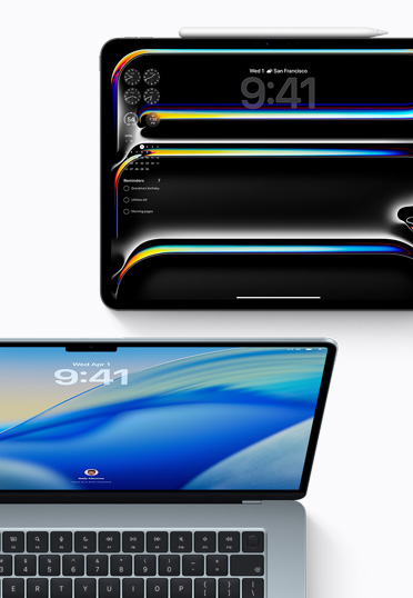 iPad vist oppefra, skærmen viser klokkeslæt og widgets, MacBook vist forfra, baggrunden på skærmen har et blåt farveforløb.