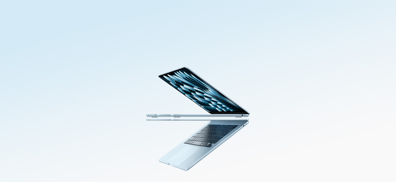 Zwei geöffnete MacBook Air Laptops in der Farbe Himmelblau bilden die Form eines Pfeils, um das dünne Profil zu zeigen