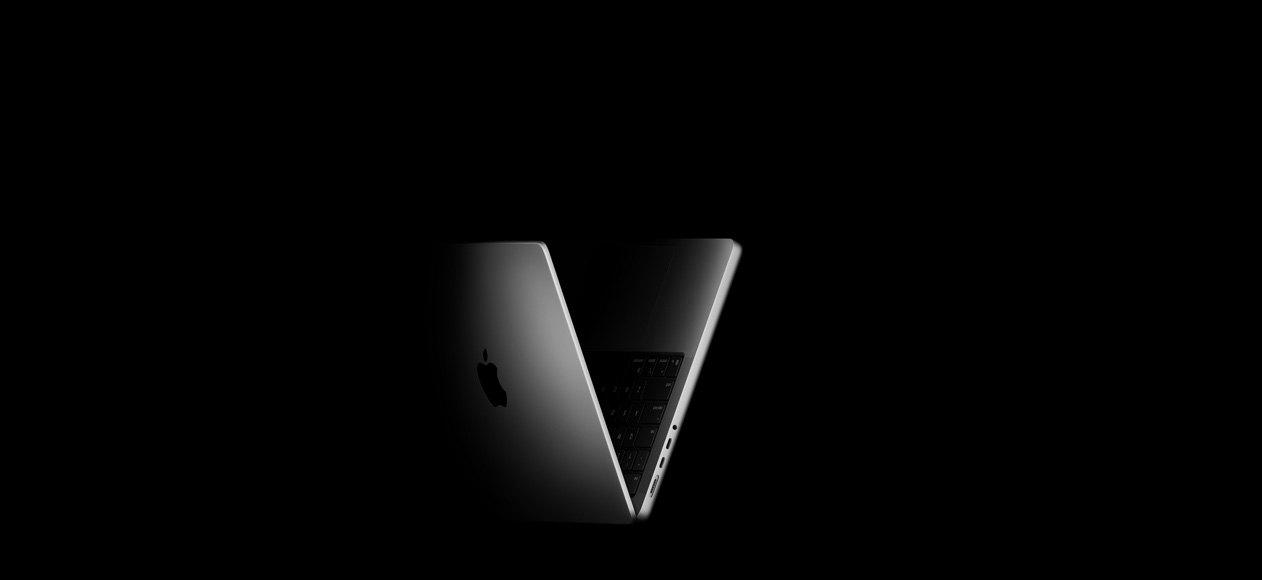 MacBook Pro positionné en forme de V, en référence à la famille des puces M5