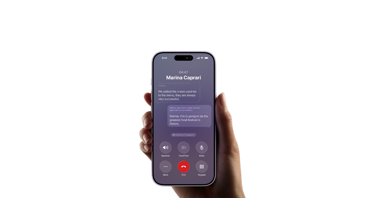 Rokā tiek turēts iPhone 17, parādot Apple Intelligence Live Translation funkciju